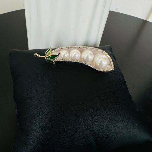 Pearl Peapod Elegance Brooch